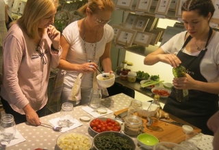 Isabel y Manu Núñez en el taller de ensaladas en tarro de Casa Viva