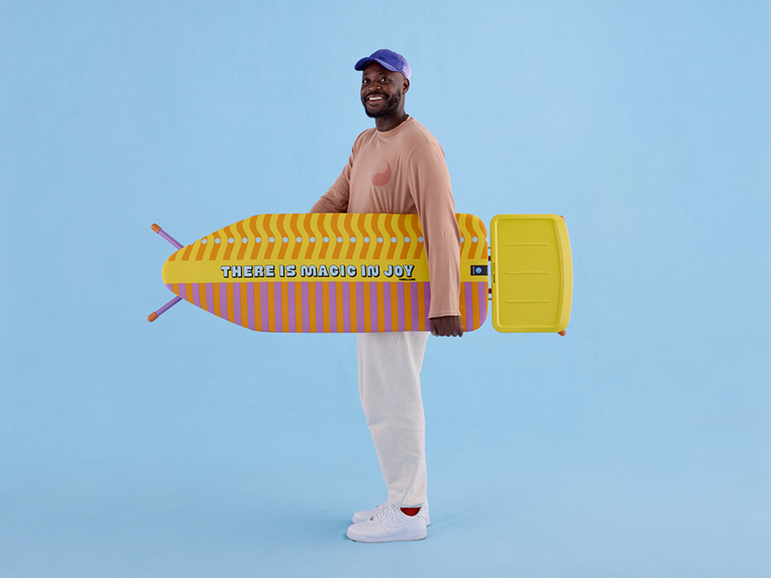 Yinka Ilori con la tabla de planchar C de la colección limitada ‘’There is Magic in Joy’’ de Yinka Ilori x Brabantia