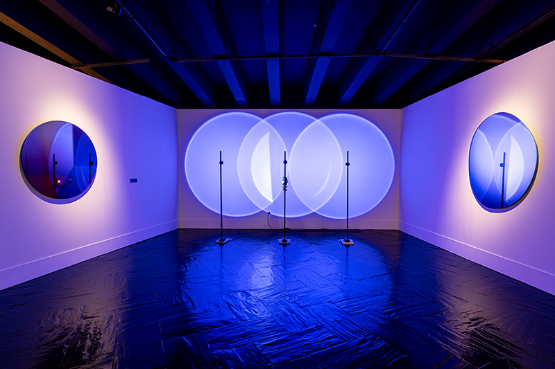 Constantly Travelling Toward the Sun (2019) de Massimiliano Moro. Aluminio, acero inoxidable, plexiglás, LED, lentes, motor. Préstamo de galería Il·lacions