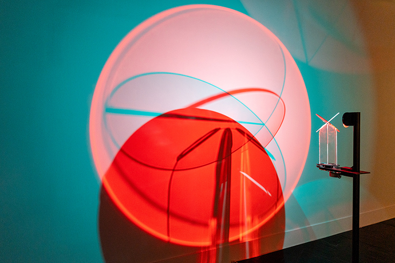 Red Echoes (2022) de Massimiliano Moro. Aluminio, acero inoxidable, plexiglás, LED, lentes, motor. Préstamo de galería Il·lacions.
