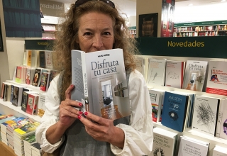 Manu Núñez con su nuevo libro "Disfruta tu casa" (publicado por Arcopress) en La Casa del Libro de Alicante