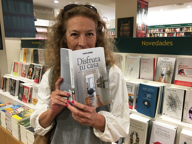 Manu Núñez con su nuevo libro "Disfruta tu casa" (publicado por Arcopress) en La Casa del Libro de Alicante