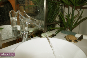 Grifo Axor Starck con caño de cristal en el baño Experiencia Sensorial de Silvia Trigueros en Casa Decor Madrid 2015