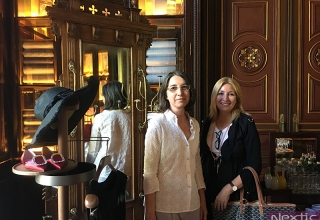 Marta Rodríguez Bosch, comisaria de la exposición, con Isabel Núñez en la presentación en el hotel Cotton House de Barcelona